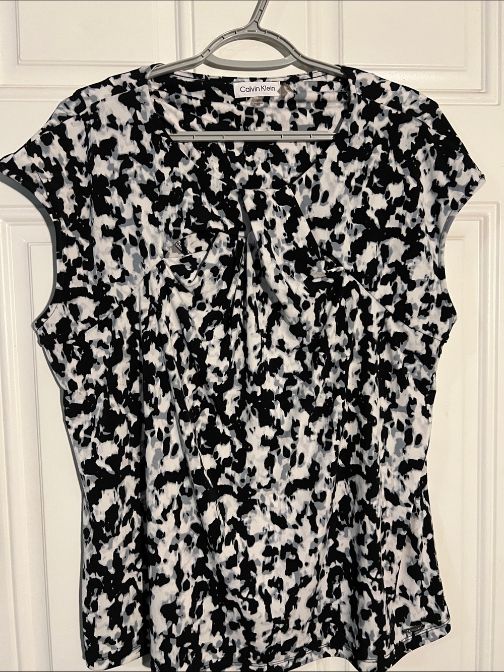 Calvin Klein Black & White Abstract Cap-Sleeve Blouse